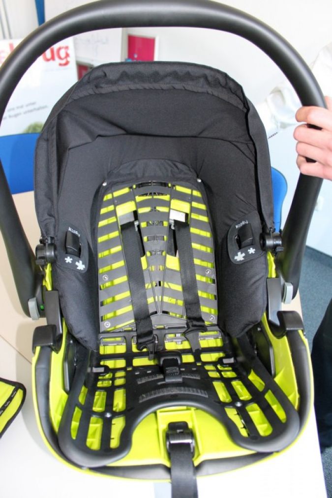 Außerhalb des Autos wird die Babyschale „kiddy evolution pro2“ (hier in der Farbe „Apple“) dank der „kiddy Lie-Flat Technologie“ zum b...