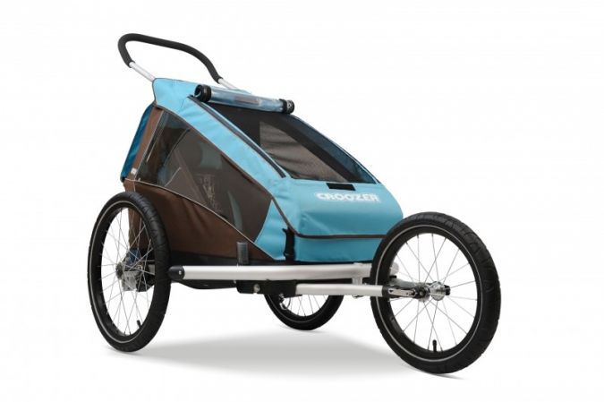 Ein Handgriff genügt und der Fahrradanhänger Kid Plus lässt sich unkompliziert in einen sportlichen Walker für die Joggingrunde umbauen.