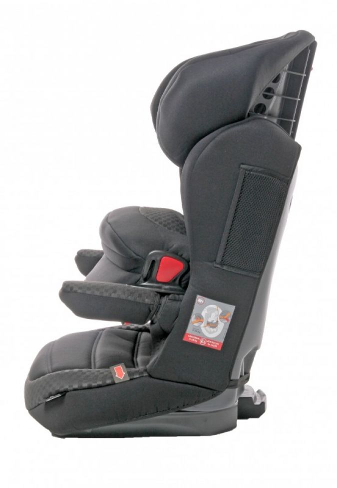 Der Sirius PLUS kann entweder über den Drei-Punkt-Gurt des Pkw oder über die Isofix-Basisstation im Auto befestigt werden.