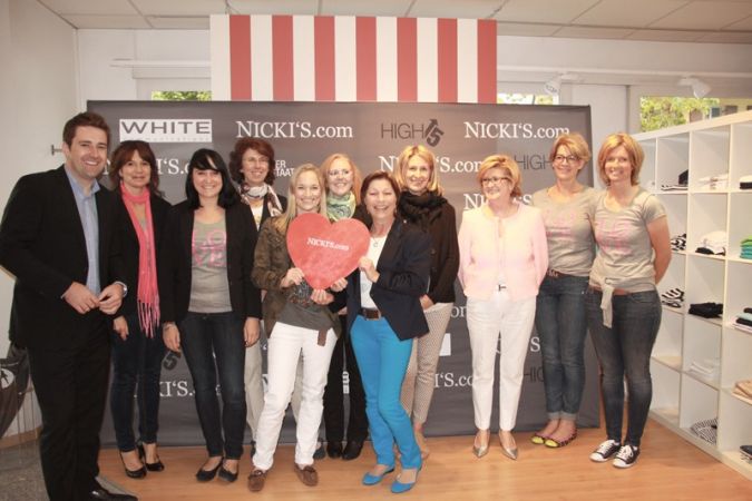 Das Team von „Nickis“ in Rottach-Egern mit dem Geschäftsführer Philipp Bächstädt (links) und der Gründerin Elke Bächstädt (3. v. r.).