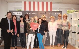 Das Team von „Nickis“ in Rottach-Egern mit dem Geschäftsführer Philipp Bächstädt (links) und der Gründerin Elke Bächstädt (3. v. r.).