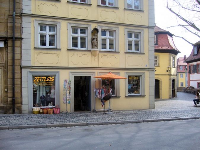 „Zeitlos“ im Herzen der Bamberger Altstadt ist Anlaufstelle für Eltern, Großeltern und Touristen, die natürliche Materialien zu schätzen wi...