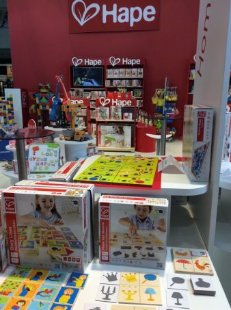 Die fröhlichen Spielwaren von Hape werden aus nachwachsenden Rohstoffen gefertigt und sind weltweit erhältlich.