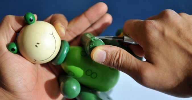 Ein Frosch unter dem Messer: Die Stiftung Warentest untersuchte die Holzspielzeuge auch auf gefährliche Stoffe.