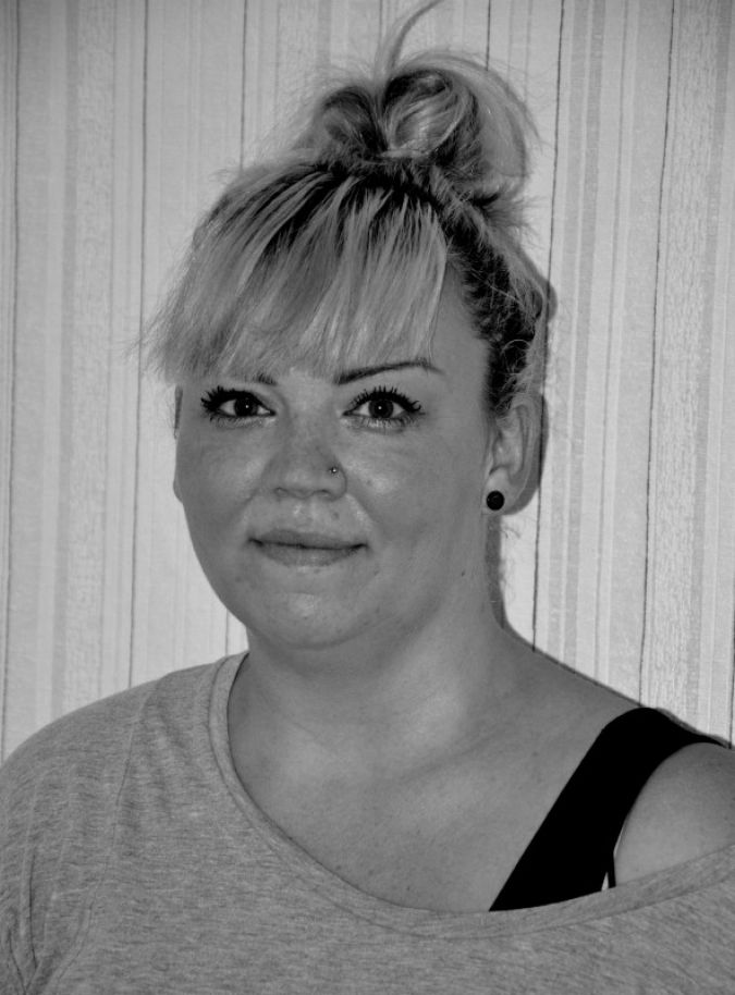 Trixi Jeche hat mit Hilfe der Crowdfunding-Plattform Indiegogo bereits einige Sachspenden wie z. B. Stoffe erhalten, mit denen sie arbeiten kann. F...