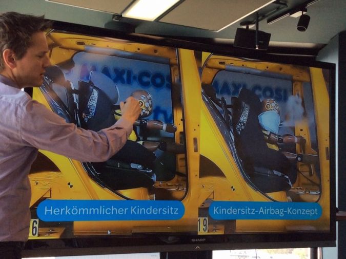 Senior Engineer Erik Salters stellte auf dem heutigen Hamburger Symposium Die Zukunft der Kindersicherheit den Maxi-Cosi mit eingebauten Airbags vor.
