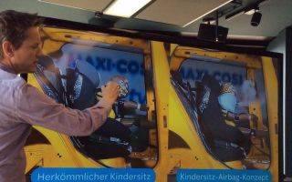 Senior Engineer Erik Salters stellte auf dem heutigen Hamburger Symposium Die Zukunft der Kindersicherheit den Maxi-Cosi mit eingebauten Airbags vor.