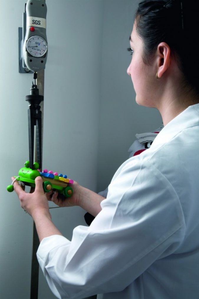 Vor dem Härtetest im Kinderzimmer kommt der Test im Labor. Überprüft werden auch die Akteure der gesamten Produktionskette von Spielwaren. Foto:...