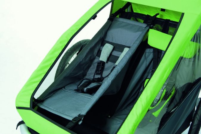 Gemütlich wie in der Hängematte: Der Croozer Babysitz wird in den Anhänger gespannt und sorgt so für eine stützende Liege-Sitzfläche.