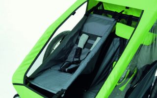 Gemütlich wie in der Hängematte: Der Croozer Babysitz wird in den Anhänger gespannt und sorgt so für eine stützende Liege-Sitzfläche.