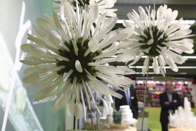 Aus nachwachsenden Rohstoffen: Auch das Papstar Recycling-Plastikbesteck wurde vor der Ecostyle durch einen Fachbeirat anhand von fünf Nachhaltigk...