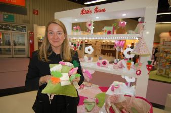 Mit dem Baby-Sortiment generiere Käthe Kruse momentan den meisten Umsatz, erzählt Renate Wildenhain, hier mit der neuen Plüsch-Grasmatte.