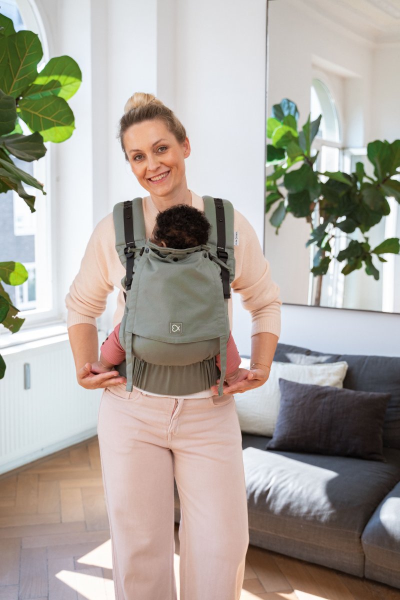 Hugify-Babytrage mit Hebamme Maike Campen | baby & junior | Fachmagazin  fr Kinderausstattung und -mode