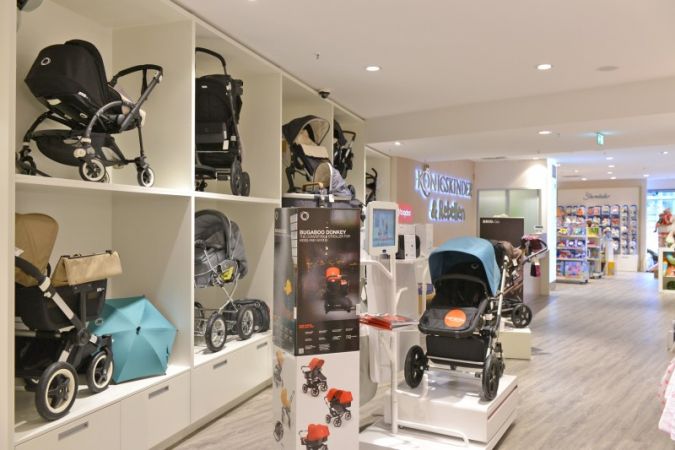 Im Obergeschoss erweitern Königskinder & Rebellen von Carmen Budke das Sortiment um hochwertige Kinderkleidung und Babyausstattung.