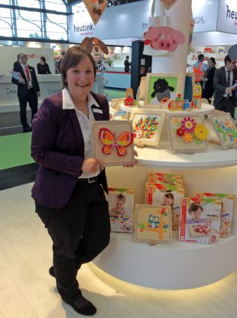 Verena Hahn von Beleduc hat auf der Messe in Nürnberg alle Hände voll zu tun - aber dennoch immer auch Zeit, die Neuheiten im Sortiment vorzustel...