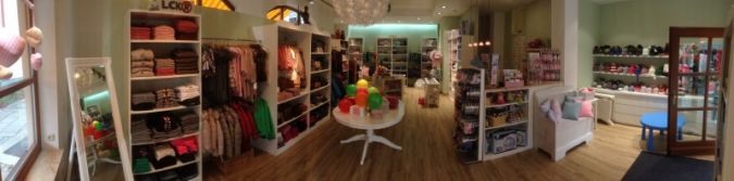 Ein großer runder Tisch mit Luftballons oder anderen Dekos steht in der Mitte des Verkaufsraumes von „Lotte Klamotte“ in Ismaning bei München.