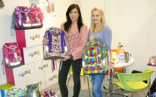Flow Pow und Beach Leach 2.0: Katharina Michajlezko und Katharina Plagemann (v. l.) präsentierten die aktuellen ergobag-Schulrucksäcke.
