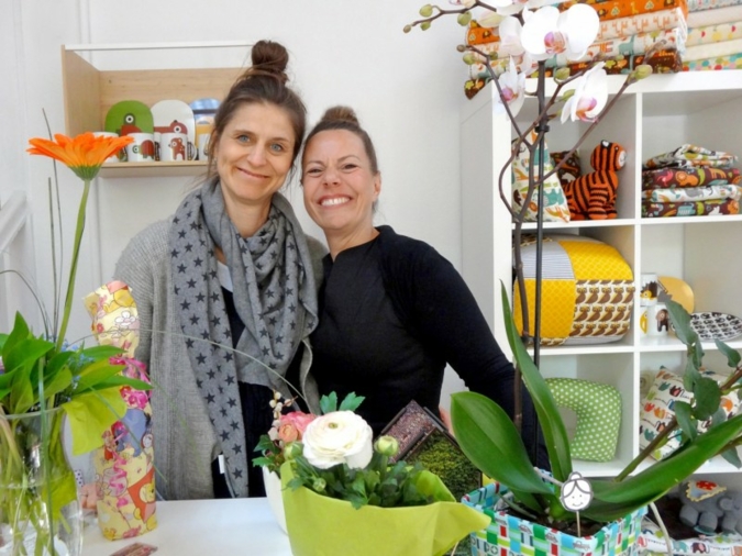 Die Geschäftsführerinnen Annette Frese (links) und Eva Polak sind nach der Ladeneröffnung guter Dinge.