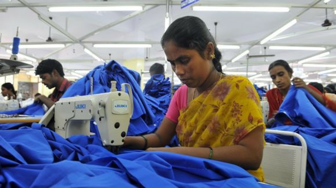 In der Textilindustrie herrschen schlechte Bedingungen: Vor allem in Drittländern leiden Näherinnen unter schlechter Bezahlung, Leistungsdruck un...
