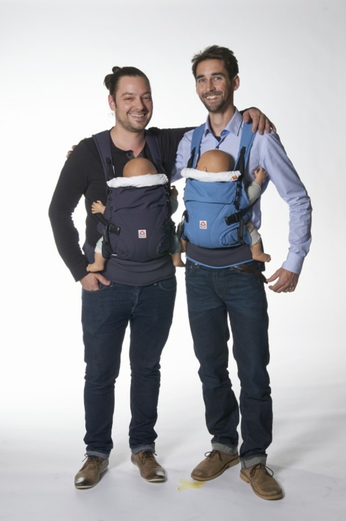 Ökologisch tragen: Geschäftsführer Henner-Moritz Jahn (l.) und Urs Brettel von berlin baby mit der Ruckeli Babytrage Organic Cotton.