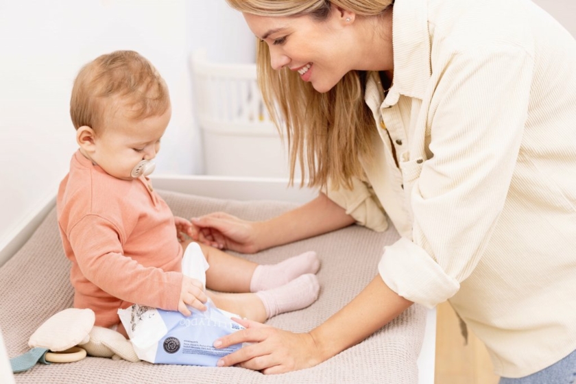 Mutter-und-Baby-am-Wickeltisch-mit-Feuchttuechern-Copyright-Lillydoo.jpg