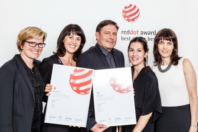 Die Geschäftsleitung der Lässig GmbH, Karin Heinrich, Claudia und Stefan Lässig freuen sich gemeinsam mit ihren Mitarbeiterinnen Miriam Garcia (...
