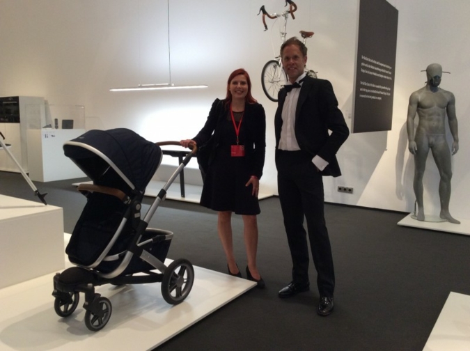 Designer Stam Spangenberg und baby&junior-Redaktionsmitglied Tanja Kraemer mit dem ausgezeichneten Joolz Geo im Red Dot Design Museum Essen.