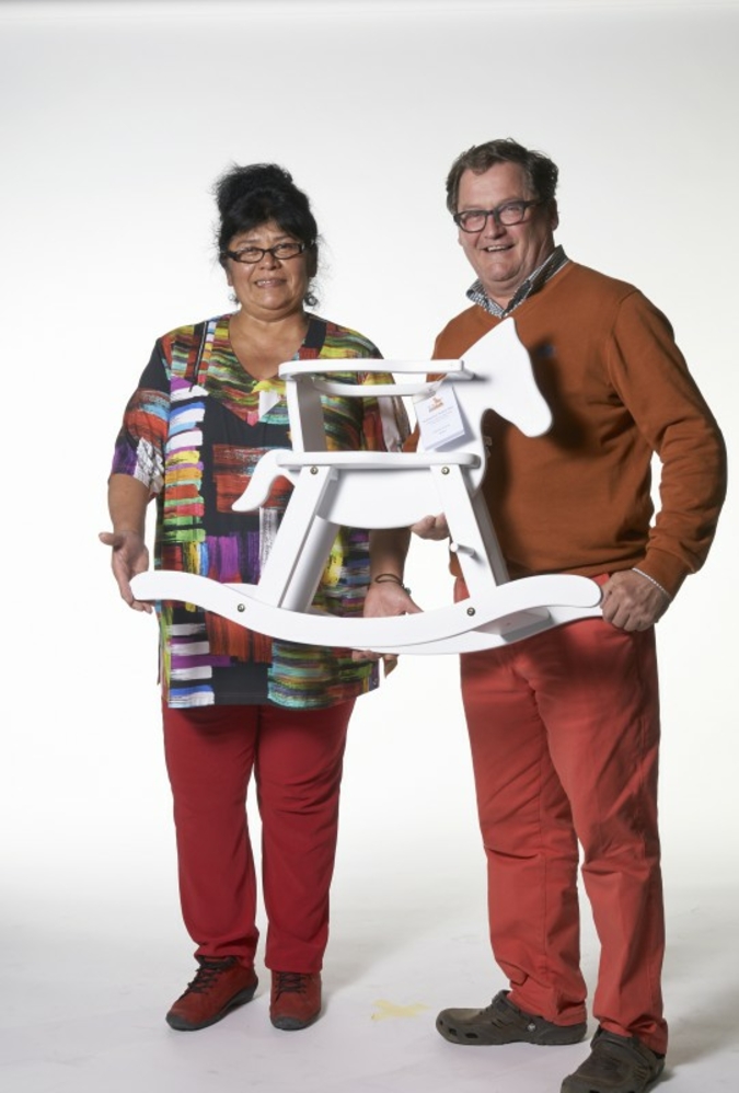 Die mit den Turnschuhen: Rimex Toys-Direktor und Pinolino-Vertreter René van Mierlo und seine Frau Alejandra mit dem Pinolino-Schaukelpferd.