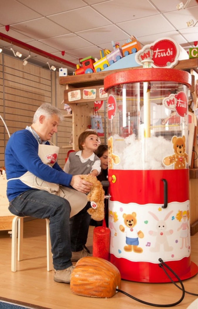 An der Plüschtiermaschine des neuen Trudi in-store Konzepts basteln sich die Kleinen ihren eigenen Teddy.