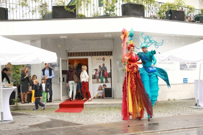 Das 15-jährige Bestehen von „Nickis“ Am Mühlbach wurde mit einem VIP-Sale, gutem Essen und Akrobaten gefeiert.