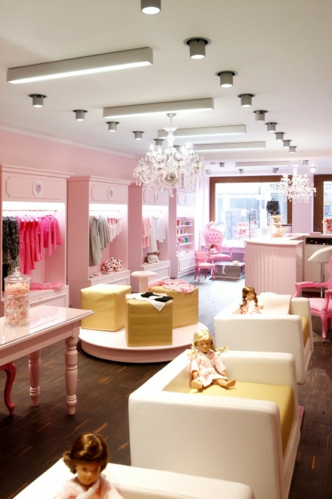 Im Münchener Mädchen-Kosmetiksalon Monaco Princesse können junge Damen jede Menge erleben – und ganz nebenbei einiges Geld im Geschäft lassen...
