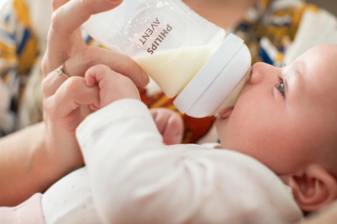 Baba-trinkt-aus-Babyflasche.jpg