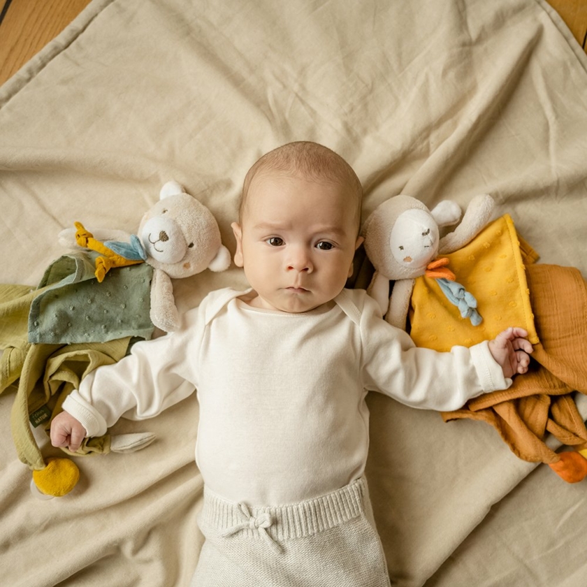 Baby-liegt-auf-Decke-links.jpg