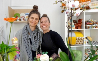 Die Geschäftsführerinnen Annette Frese (links) und Eva Polak sind nach der Ladeneröffnung guter Dinge.