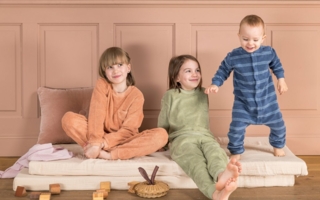 Kinder-auf-einer-Matratze--Copyright-Studio-Bumbuli.jpg