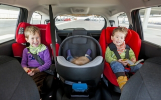 Welche Fahrzeuge am besten Platz für drei Kinder bieten, hat der ADAC nun getestet.