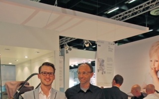 Die Designer Tobias Zehnder und Andreas Hess mit einer Sonderedition des NEO in Honey Beige mit Concord-Logo-Muster.