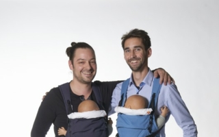 Ökologisch tragen: Geschäftsführer Henner-Moritz Jahn (l.) und Urs Brettel von berlin baby mit der Ruckeli Babytrage Organic Cotton.