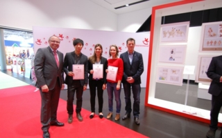 Die drei Gewinner freuen sich mit Ernst Kick, CEO der Spielwarenmesse eG (links) und Wolfgang Schühle, Vorsitzender der Fachgruppe Holzspielzeug D...
