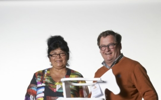 Die mit den Turnschuhen: Rimex Toys-Direktor und Pinolino-Vertreter René van Mierlo und seine Frau Alejandra mit dem Pinolino-Schaukelpferd.