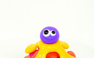 An der Unterseite des lustigen Octopus befinden sich Saugnäpfe, die auf jedem glatten Untergrund haften.