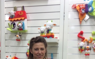 Chef-Designerin Mounett Fischer von babyFehn zeigt auf der Spielwarenmesse stolz die neue Produkte der Babylinie.