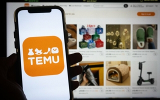 Temu-Handy-App-vor-Computerbildschirm-Copyright-stock-adobe-com---Tigarto.jpeg