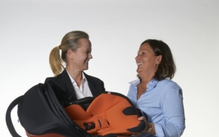 Bettina Würstl (rechts) zusammen mit Sabine Schrenk, Head of Marketing & PR kiddy.
