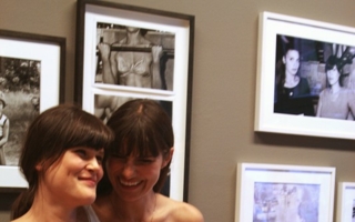 Vanessa Fuentes (links) und Nada Lottermann in ihrer Ausstellung „PING PONG“.