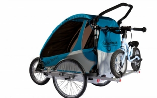 Der KidsTourer-Fahrradanhänger in Blau-Silber mit zusätzlichem Radträger hat eine Sicherheits-Aluwanne und Aluspeichenräder.