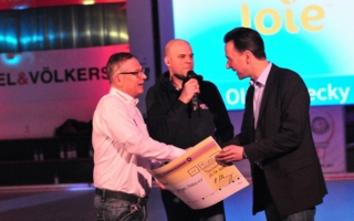 Von links: Norbert Grimmer (Vorstand Hockey gegen Krebs), Holger Schröder (Moderator des Benefizspiels) und Oliver Mecky (Geschäftsführer Joie).