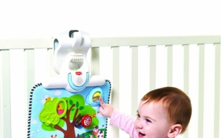 Das Double Sided Crib Toy kann problemlos am Babybettchen oder am Laufstall befestigt werden.