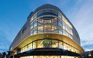 Galeria Kaufhof hat eine neue Mutter: Künftig gehört die Kette dem kanadischen Handelsriesen Hudon's Bay Company aus Toronto - hier die Filliale an...