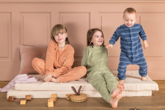 Kinder-auf-einer-Matratze--Copyright-Studio-Bumbuli.jpg